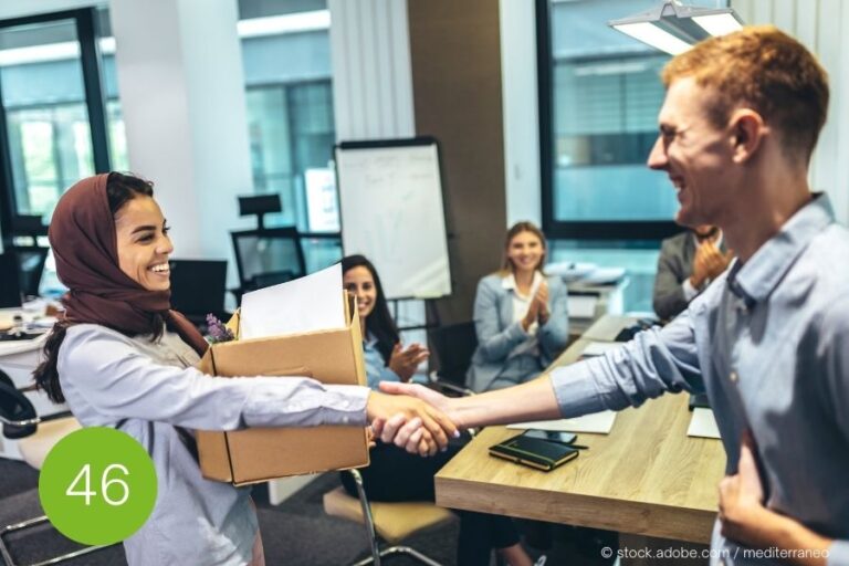 Erfolgreicher Einstieg ins neue Team Neue Mitarbeiterin wird mit Händedruck im Büro begrüßt – Moment der Wertschätzung und gelungene Onboarding-Situation