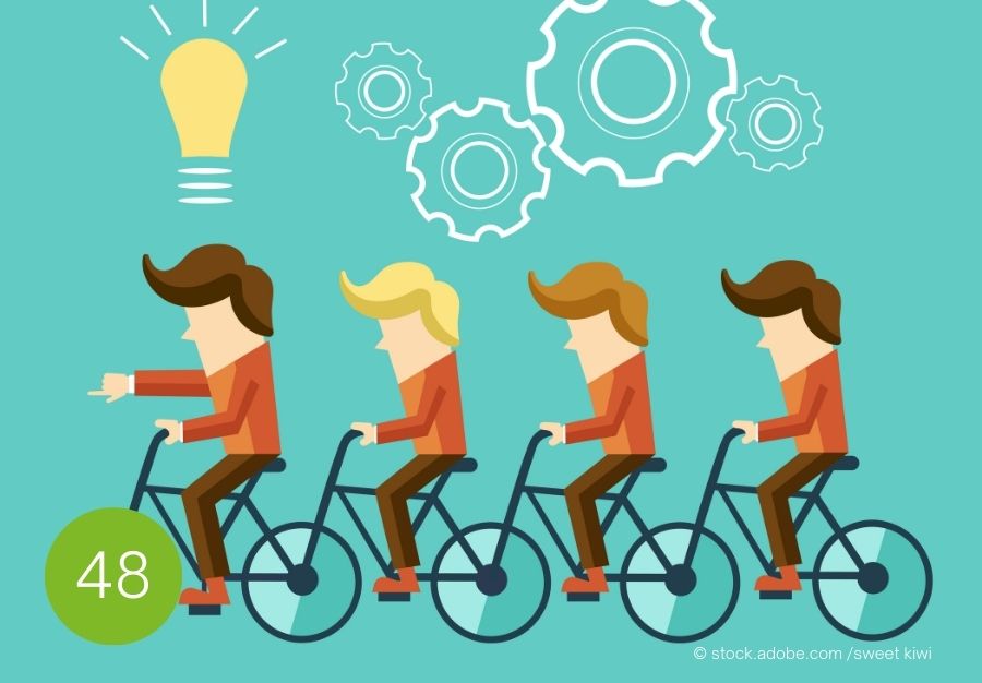 Laterale Führung – gemeinsam in eine Richtung Illustration von vier Personen auf Fahrrädern mit Symbolen für Zusammenarbeit und Innovation – Metapher für laterale Führung ohne Weisungsbefugnis