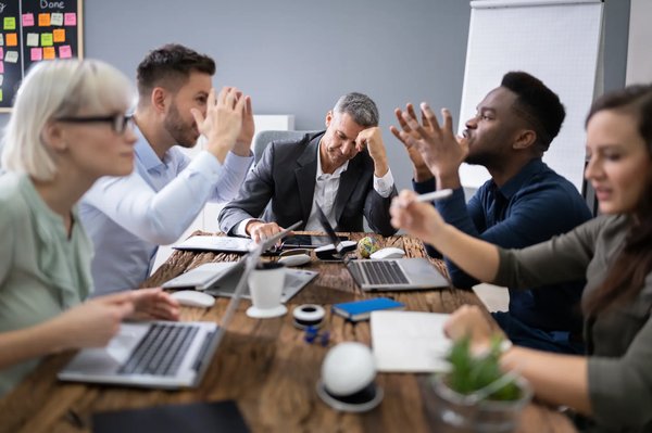 Führen in Krisen und Ausnahmesituationen – Coaching für Führungskräfte Führungskraft navigiert souverän durch eine Krisensituation und trifft klare Entscheidungen
