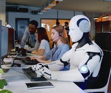 KI-Transformation im Team – Mensch und Roboter arbeiten gemeinsam Mensch und Roboter arbeiten gemeinsam an einem Computer – Symbol für KI-Transformation im Team