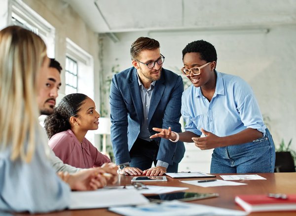 Strategieworkshops moderieren – Team diskutiert Unternehmensstrategie Team diskutiert gemeinsam in einem Strategieworkshop die Unternehmensstrategie